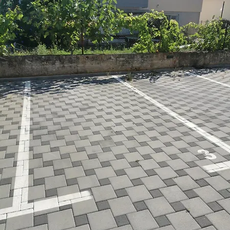 Korina - Free Private Parking Apartment