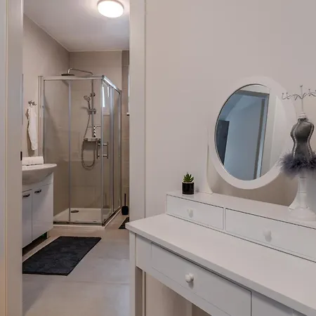 Korina - Free Private Parking Apartment